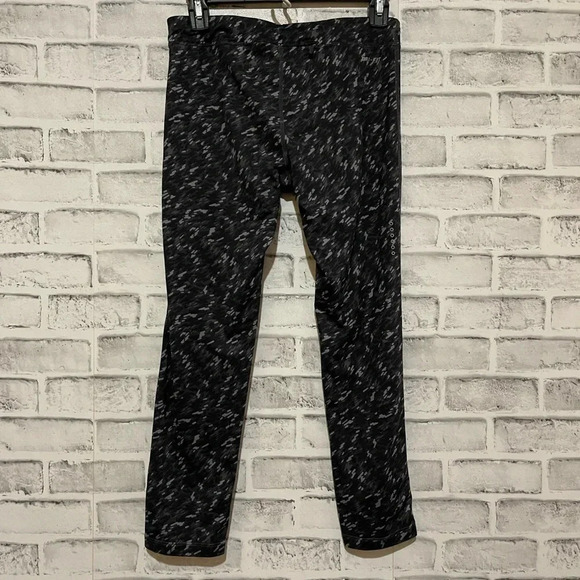Women’s Nike Dri-Fit black and geometric patterned leggings, Size Small - Picture 2 of 4